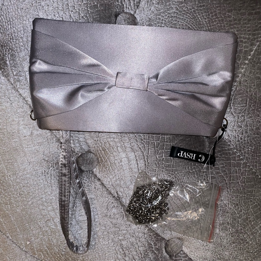 CharmingCharlie RSVP Sílver Clutch Wristlet Purse
